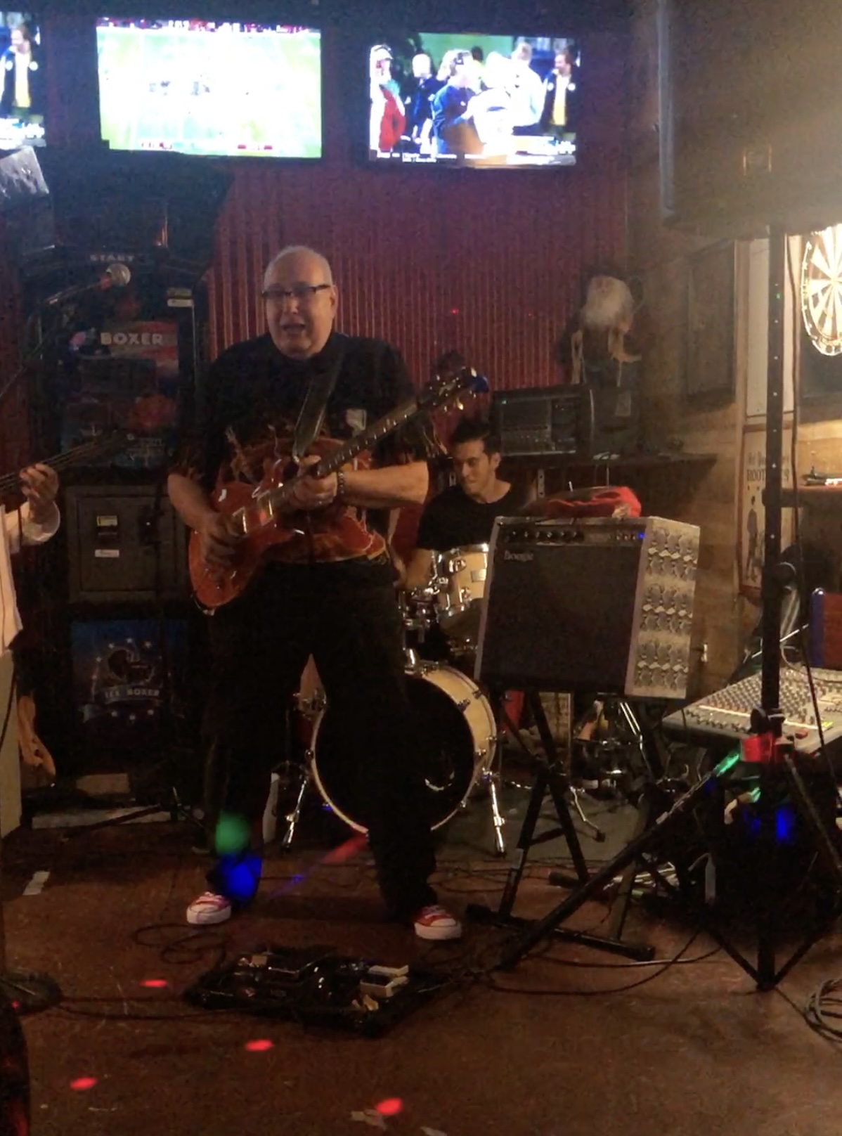 victor giardino playing guitar